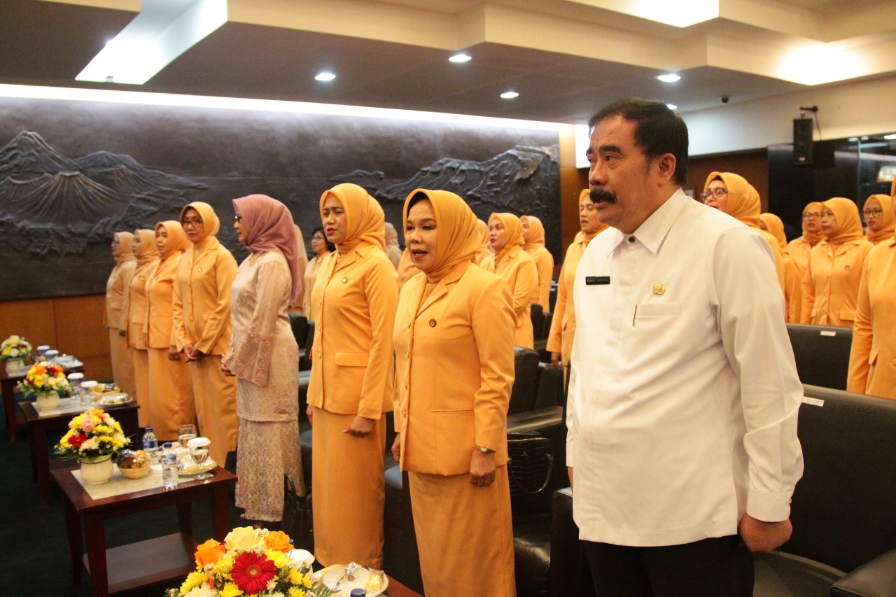 Dikukuhkan, Dharma Wanita Setjen DPD RI Doakan Donny Moenek Jadi Gubernur Sumbar