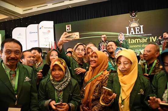 Tampil Berkerudung, Sri Mulyani Terpilih Jadi Ketua Umum Ikatan Ahli Ekonomi Islam