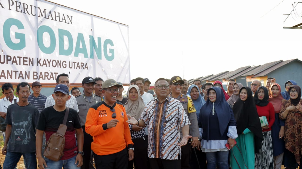 Idul Adha di Kampung Halaman, Oesman Sapta Bagikan 50 Rumah untuk Saudara