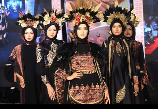 Di Tangan Desainer Wahyu Muchtar, Songket Silungkang Jadi Daily Wear