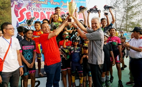 Gubernur Ganjar Ikut Serahkan Tropi Juara Kejurnas Sepatu Roda Piala Wali Kota Pariaman