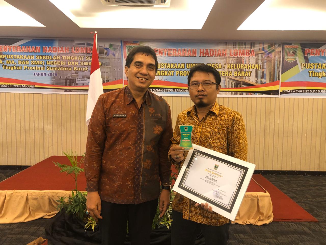 Harian Rakyat Sumbar Terima Anugerah Literasi 2019, Ope: Ini Sukses Bersama
