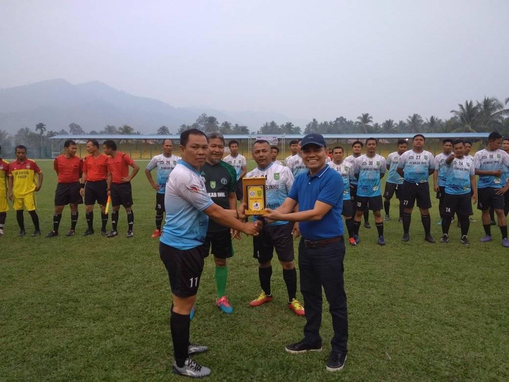 Ashelfine Serahkan Piala Ketua Askab Sijunjung ke Juara Trofeo Legend U-40
