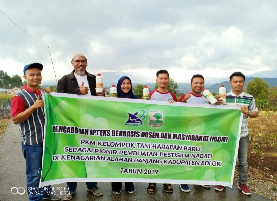 Faperta Unand Bantu Petani Alahan Panjang Atasi Hama dengan Pestisida Nabati Ekstrak Daun Pepaya