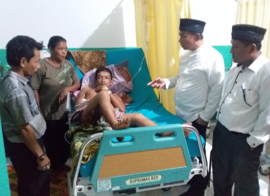 Taslim Besuk Korban Tersambar Petir di Bawan