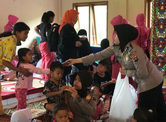 Kapolda Sumbar Irjen Fakhrizal Bantu Korban Banjir Bandang dan Galodo Solsel Sembako