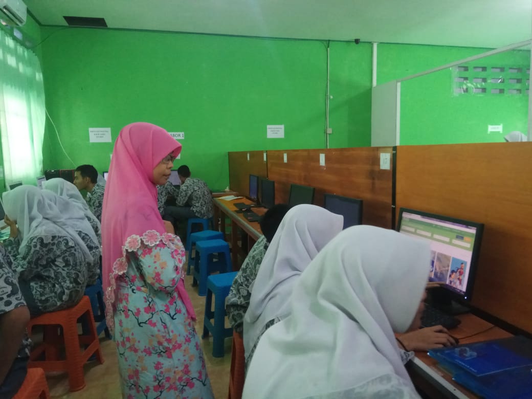 Tingkatkan Kemampuan Bahasa Inggris Siswa, PNP Pengabdian Masyarakat di SMAN 15 Limau Manis