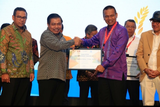Genius Umar Terima Penghargaan Walikota Entrepreneur Award 2019