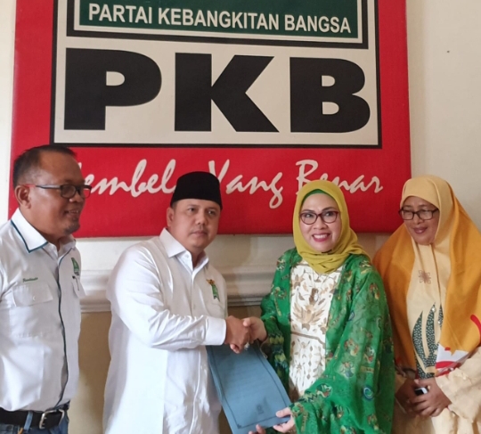 Daftar ke PKB, Edriana Didoakan Jadi Bundo Kanduang di Rumah Bagonjong