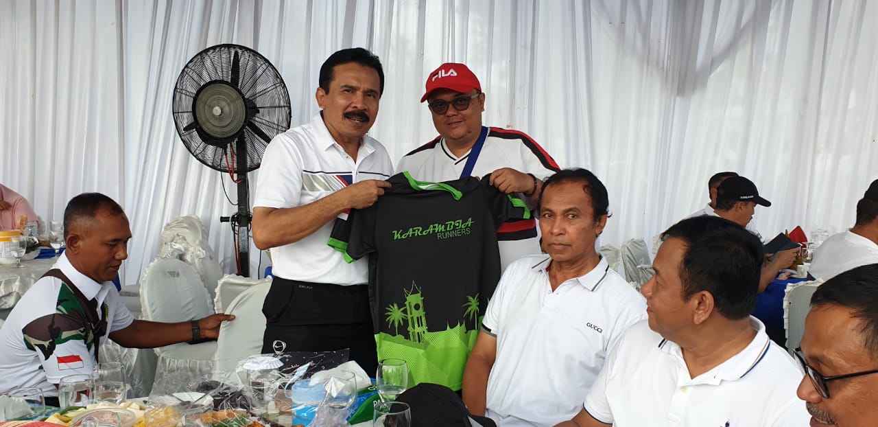 Irjen Fakhrizal Terima Jersey Karambia Runners