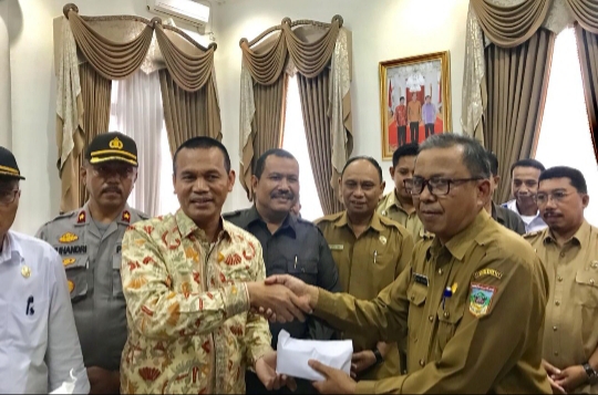 Wako Pariaman Genius Umar Serahkan Bantuan untuk Korban Banjir Solsel