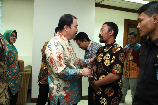 Reydonnyzar Moenek Salurkan Bantuan untuk Pegawai DPD RI Korban Banjir