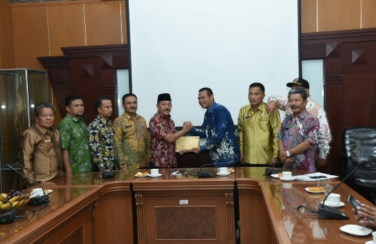 Genius Umar Antar Langsung Bantuan ke Tanah Datar