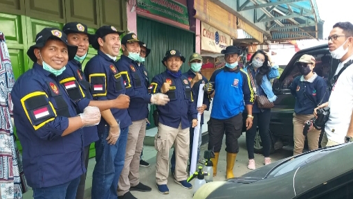 Karang Taruna Sumbar Semprot Pasar Alai Padang dengan Disinfektan