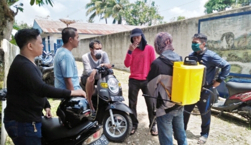 KSB dan Karang Taruna Balai Jariang Semprot Rumah Warga dengan Disinfektan