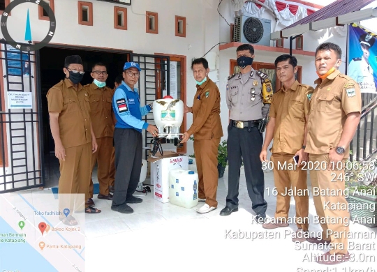 HM Nurnas Bantu Alat Semprot dan Cairan Disinfektan untuk Masyarakat Ketaping Padang Pariaman