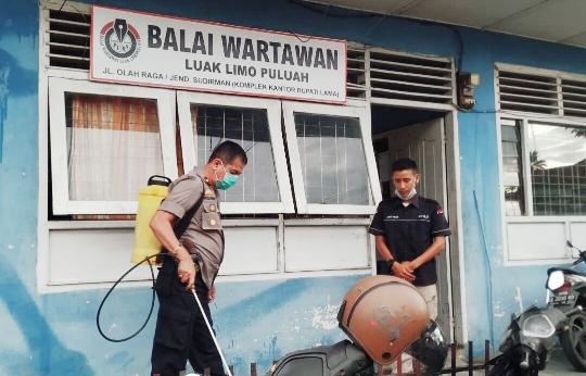 Tim Penanganan Covid-19 Polres Payakumbuh Semprot Disinfektan Balai Wartawan Luak Limo Puluah