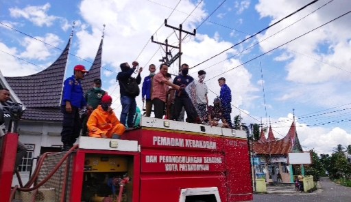 Pakai Damkar, Fahlevi Mazni Bantu Semprot Disinfektan Kawasan Balai Jariang Payakumbuh