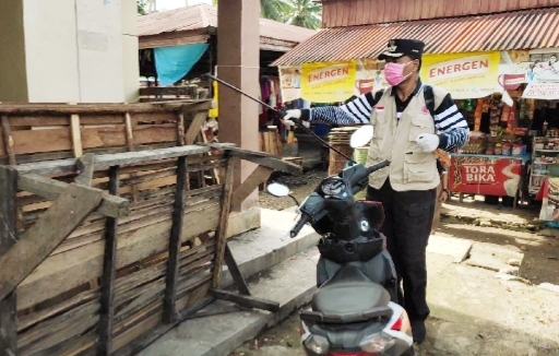 Bersama Forkopimda Limapuluh Kota, Bupati Irfendi Arbi Ikut Semprot Disinfektan Daerah Sarilamak