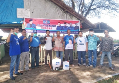 Lawan Corona, Partai Demokrat Pariaman Semprot Disinfektan Destinasi Wisata Pantai Kata