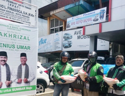 Lagi, Relawan Fakhrizal Bagi Beras untuk Keluarga Terdampak Ekonomi Akibat Covid-19