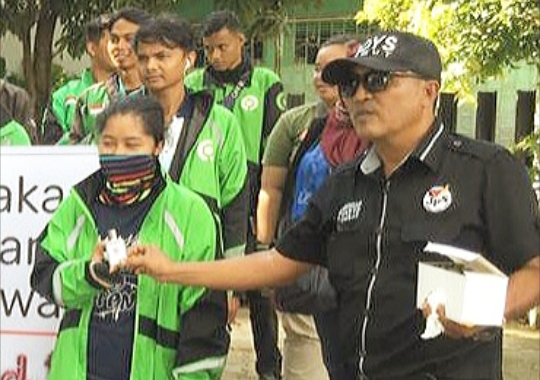 Antisipasi Virus Corona, JPS dan IWO Bagi Hand Sanitizer ke Awak Ojek Online