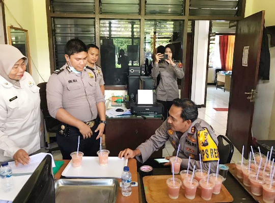 Tangkal Covid-19, Polres Payakumbuh Rutin Bagi Jus Jambu Biji ke Anggota
