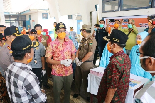 Gubernur Irwan Prayitno Tinjau Posko Gugus Tugas Penanganan Covid-19 Sijunjung di Batas Sumbar-Riau
