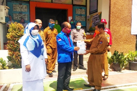 Anggota DPRD Payakumbuh Joko Bantu Hand Sanitizer dan Nurse Cap untuk Puskesmas