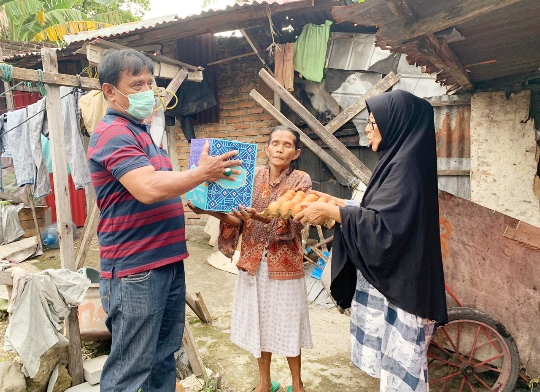 Peduli Dampak Covid-19, Irjen Fakhrizal Bagi 2500 Paket Sembako