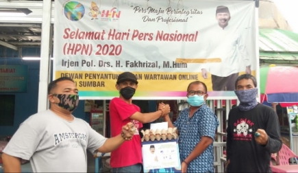 Peduli Wartawan, Irjen Fakhrizal Bagi Sembako ke IWO Sumbar