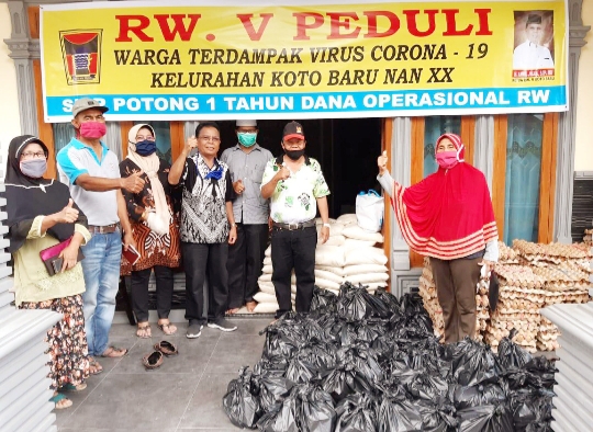 Amril Jilha Serahkan Bantuan Sembako untuk Warga RW V Kelurahan Koto Baru Nan XX Lubeg
