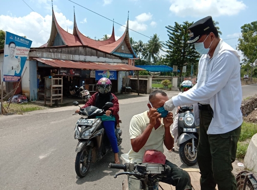 Sambil Edukasi Masyarakat, Bupati Irfendi Arbi Bagi-bagi Masker di Jalan