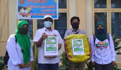 Irjen Fakhrizal Bantu Pendamping dan Relawan Desa se-Sumbar Masker dan Hand Sanitizer