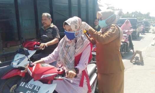 Cegah Corona, ASN Lingkup Dinas PUPR Sijunjung Bagi 500 Masker