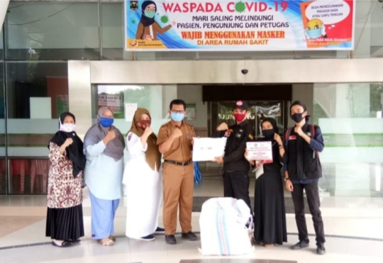 ACT dan MRI Salurkan 50 Paket APD Buat Tenaga Medis Sijunjung