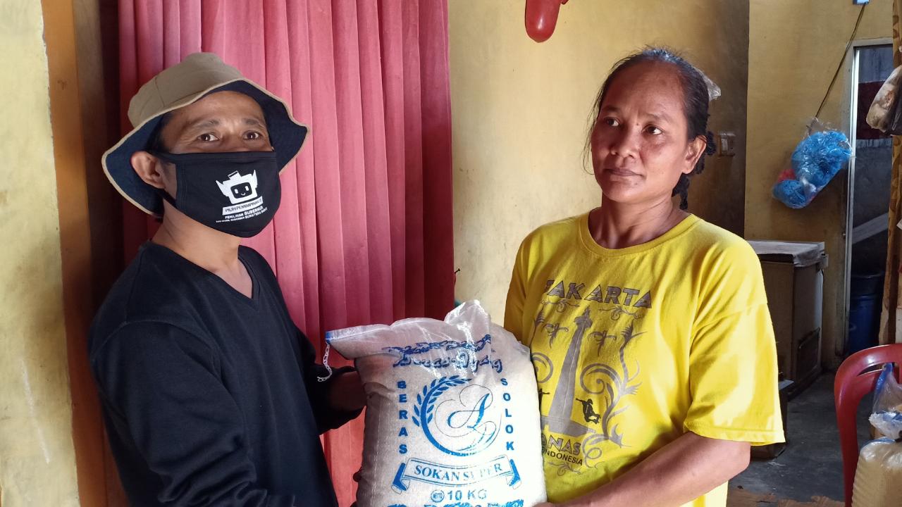 Bantuan Beras Irjen Fakhrizal Sasar Warga Terdampak Covid-19 di Nanggalo Padang