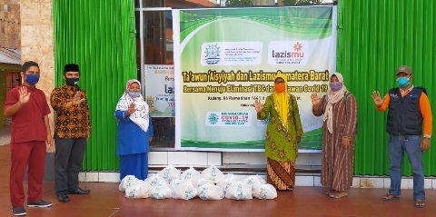 Perkuat Ta’awun di Masa Pandemi Covid-19, SR TB Care ‘Aisyiah dan Lazismu Sumbar Bagi-bagi Sembako