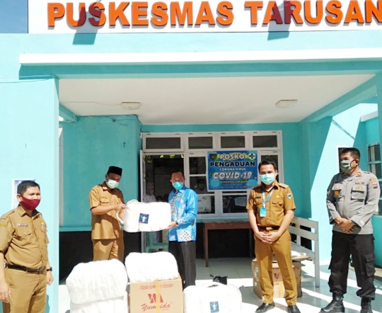 Anggota DPRD Sumbar Muhayatul Serahkan APD ke Puskesmas Tarusan