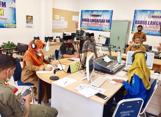 KI dan DPRD Sumbar Dialog Penanganan Covid-19 Pessel di Langkisau FM