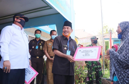 Bupati dan Kajari Sijunjung Serahkan Bantuan BLT DD untuk 141 KK Nagari Koto Baru