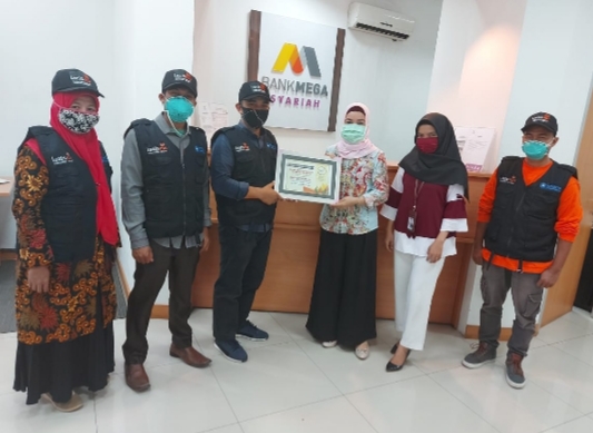 Lazismu dan Bank Mega Syariah Bagikan 2.000 Paket Pabukoan ke Warga Terdampak Covid-19