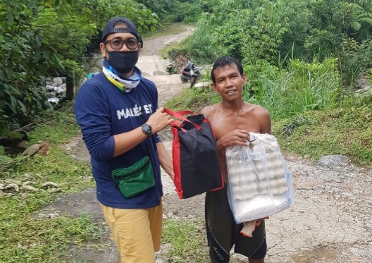 Peduli Warga Terdampak Corona, IKASMANTRI 2002 Bagi-bagi Sembako