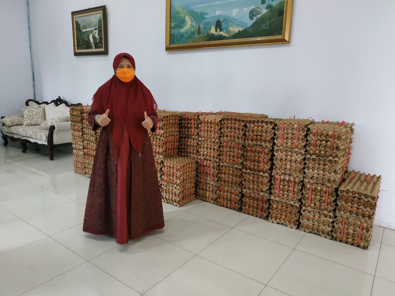 Nevi Zuairina Bagikan 9000 Paket Sembako dan Borong Mukena Produk UMKM