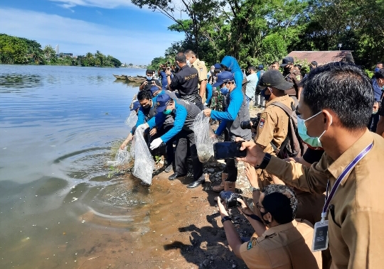 Wagub Tebar Bibit Ikan di Delta Malvinas Batang Kuranji