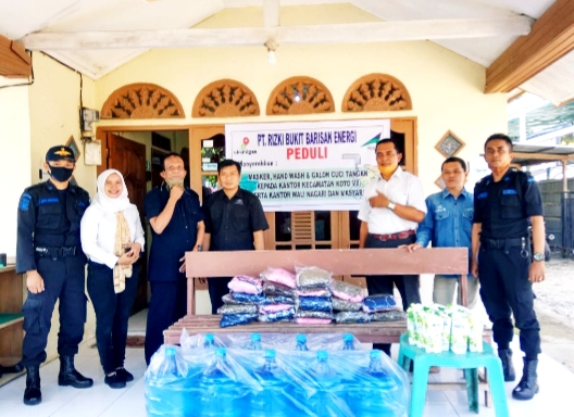 Serius Atasi Covid-19, PT RBBE Berikan Bantuan Galon Air, Sabun Cuci Tangan dan Masker di Sijunjung