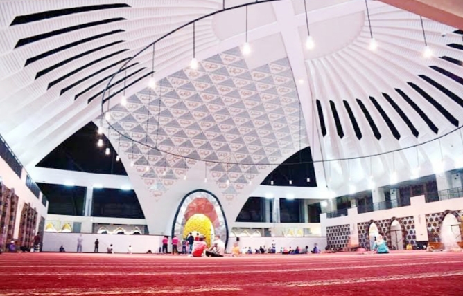 New Normal, Gubernur Irwan Prayitno Jadi Khatib Salat Jumat Perdana di Masjid Raya Sumbar