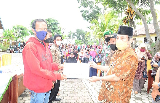 Bupati Sijunjung Yuswir Arifin Serahkan BLT Kabupaten Rp2,7 Miliar untuk 2253 KK