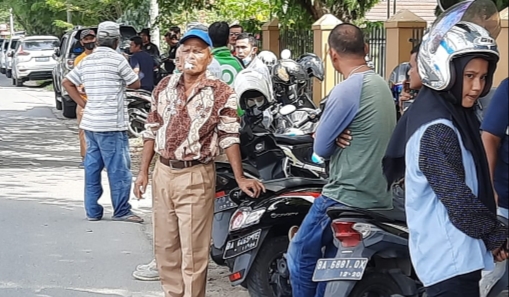 Puluhan Pendukung Fakhrizal-Genius Umar Geruduk KPU Sumbar