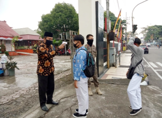 PBM Tatap Muka Dimulai, Wako Fadly: Kesehatan dan Keselamatan Siswa Menjadi Prioritas